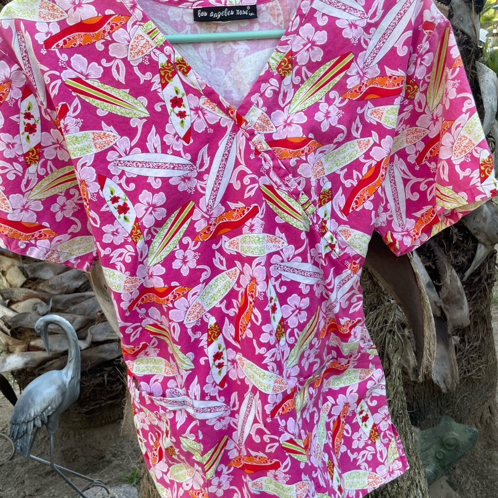 Super cute Women’s Los Angeles Rose scrub top Hibiscus and Surfboards medium